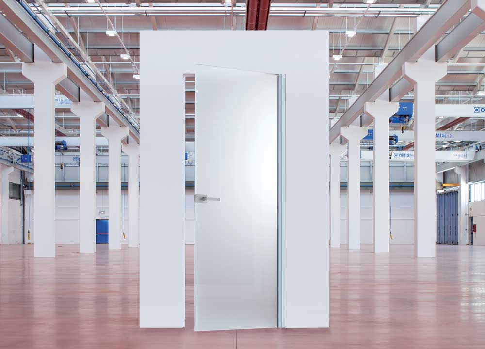 ECLISSE flush-to-the-wall glass hinged door